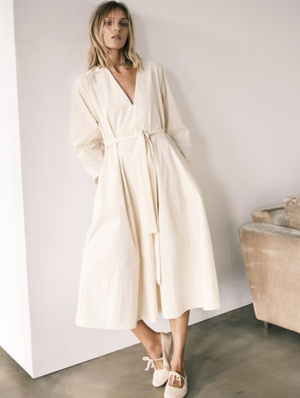 Zara white Ecru  belted midi dress featuring a V-neckline XS-S